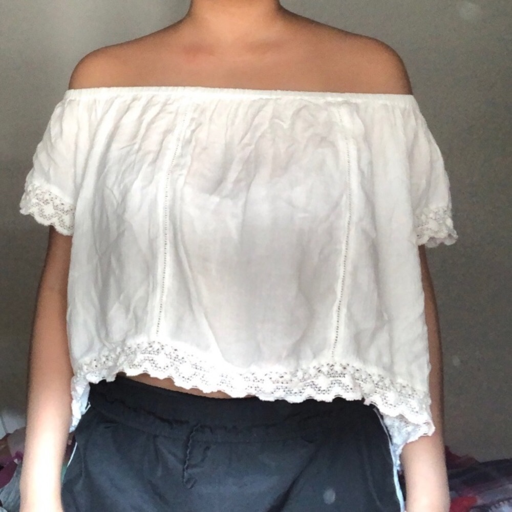 WHITE OFF THE SHOULDER COP TOP